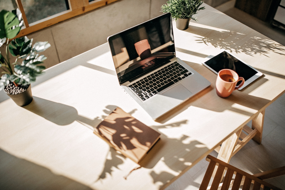 Laptop on desk article about SEO for language teachers